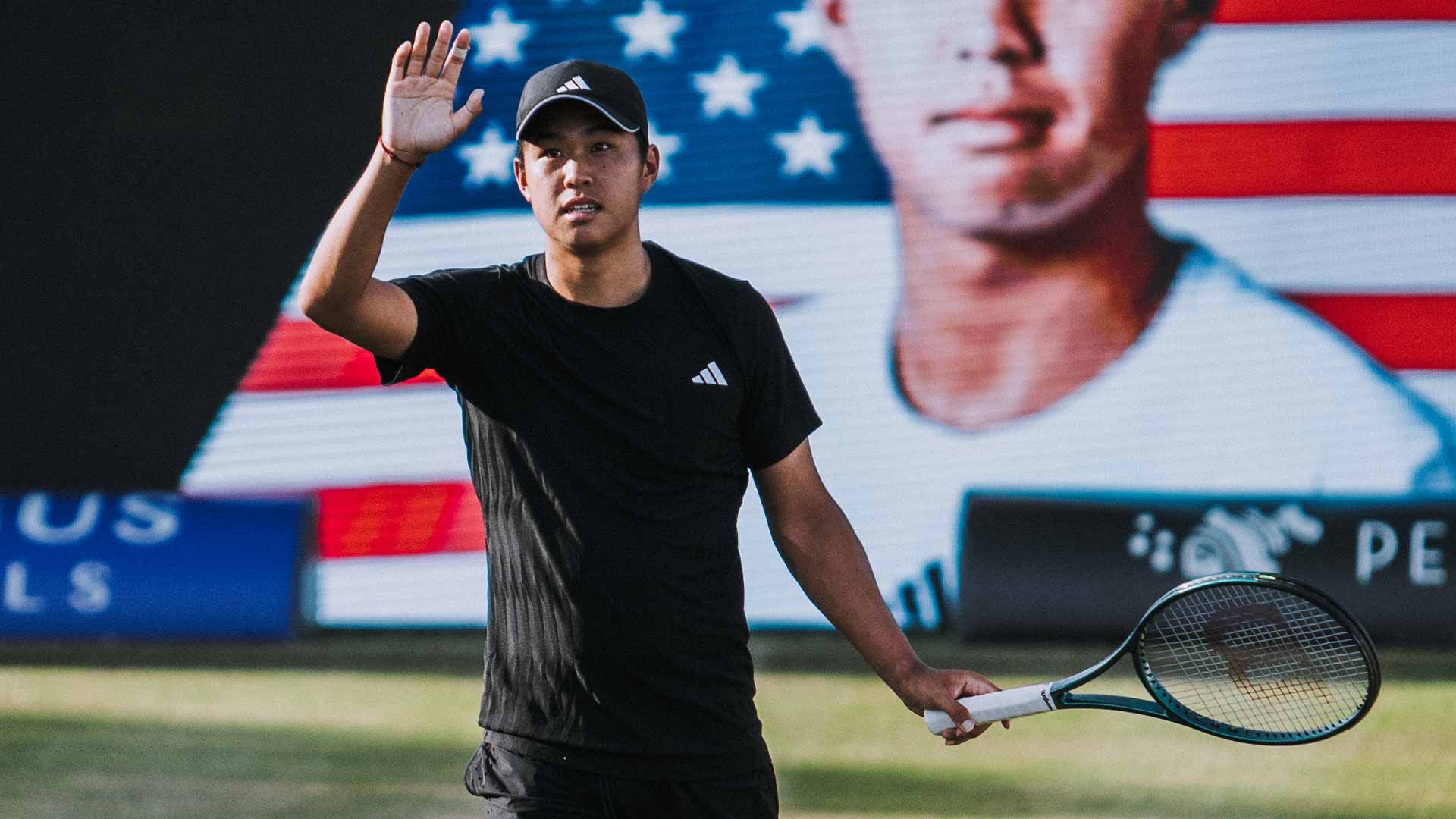 Learner Tien defeats Justin Engel 6-4, 6-4 on Monday in Mallorca.