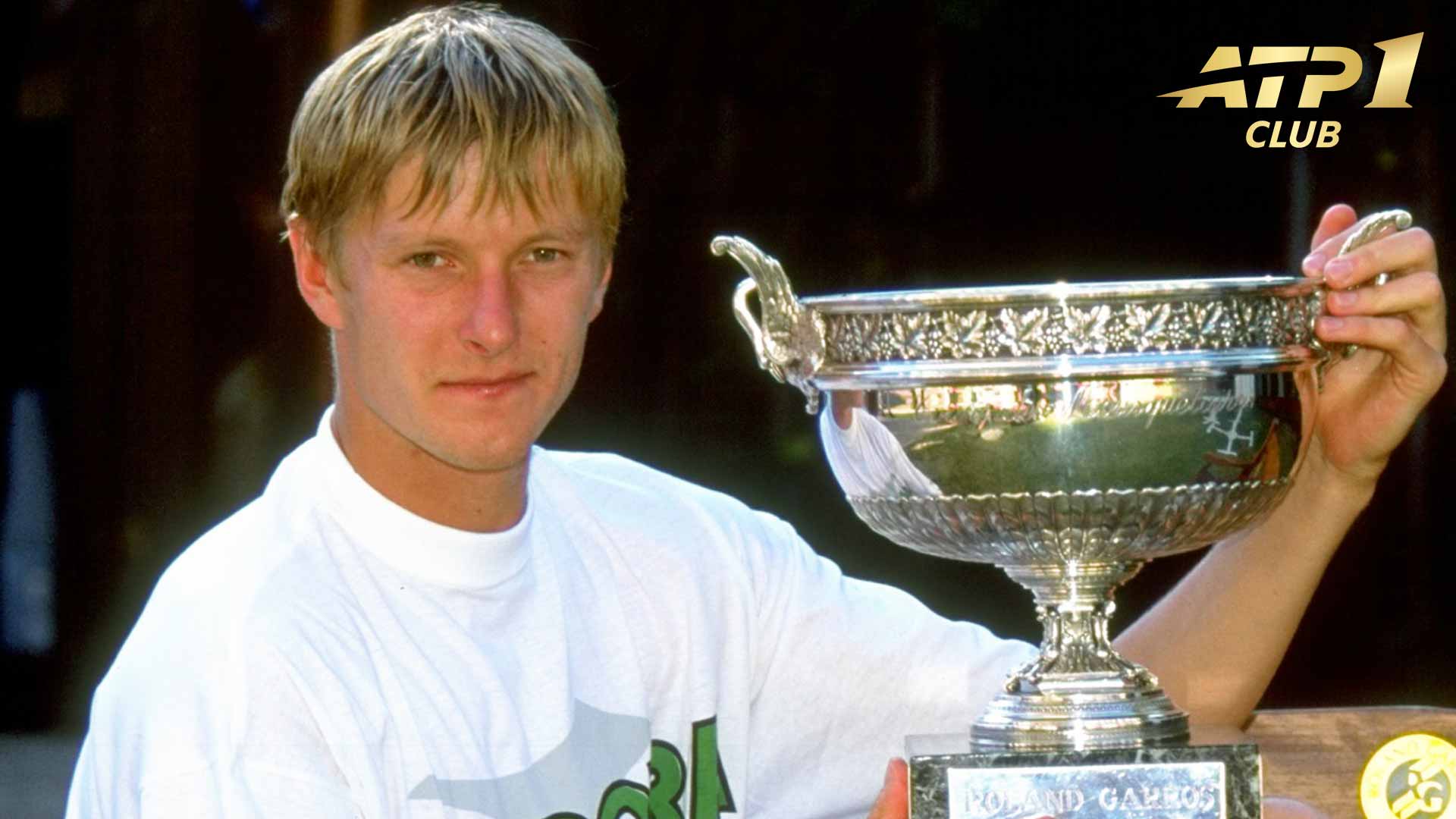 Yevgeny Kafelnikov celebrates his Roland Garros triumph.